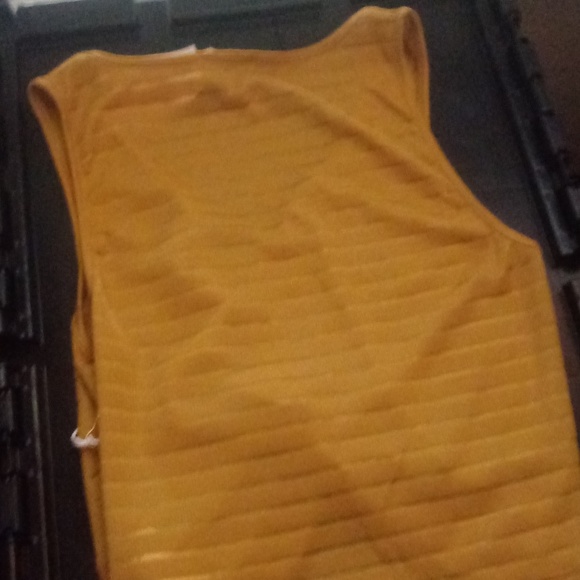 New crop top - Picture 3 of 3